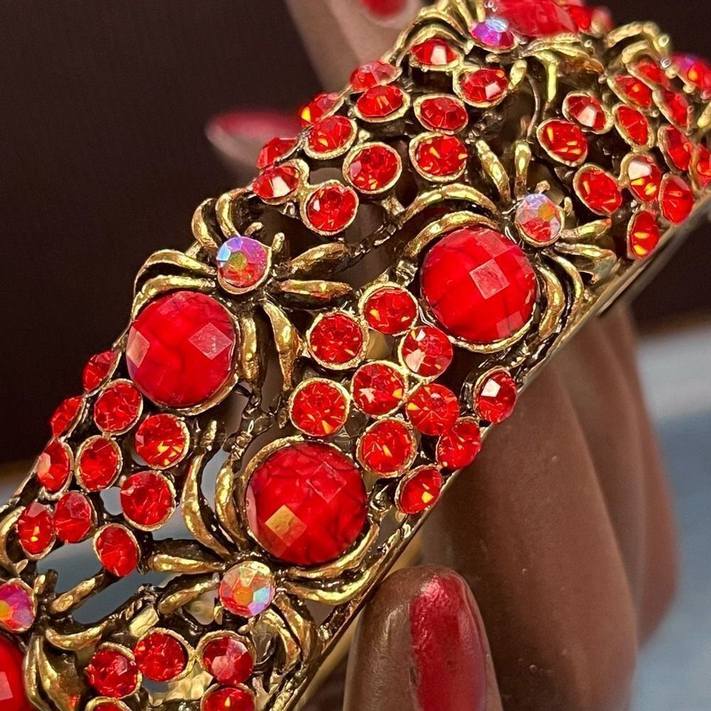 Simply amazing vintage spider cuff hinged